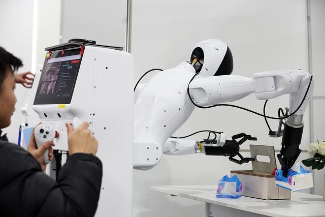 2025年2月18日，上海，工程师在训练人形机器人采集信息。视觉中国 图