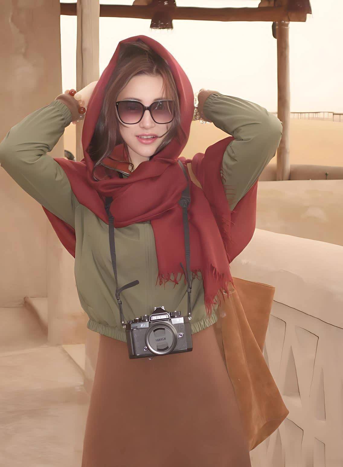 朱珠旅游带火新穿法：围巾+夹克+半身裙，显贵又洋气