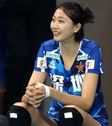 中国女排年轻副攻还需要时间锻炼，万梓月陈厚羽暂时难堪重任。_杨涵玉_王媛媛_位置
