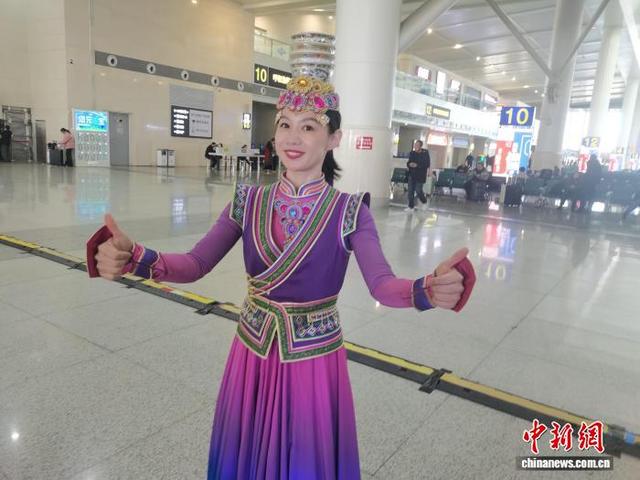 图为春运首日，在呼和浩特东站准备上场的舞蹈演员巴楠。 中新网记者 李爱平 摄
