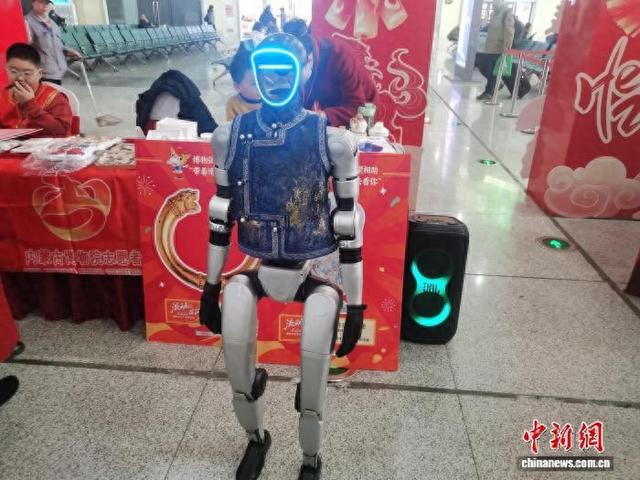 图为春运首日在呼和浩特东站出现的人形机器人。 中新网记者 李爱平 摄