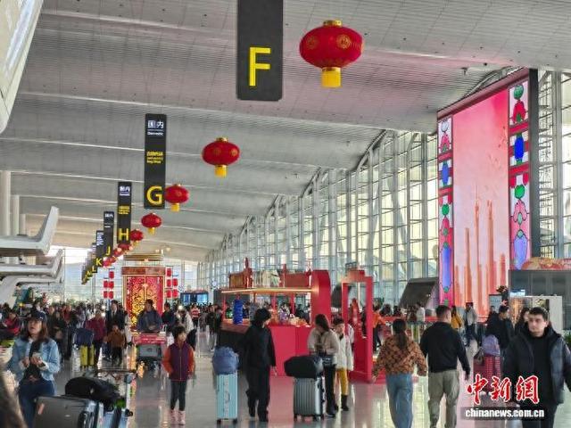 2月2日，2026年春运正式开始，广州白云机场年味浓。图为该机场2号航站楼内大红灯笼高高挂起。 中新社记者 郭军 摄