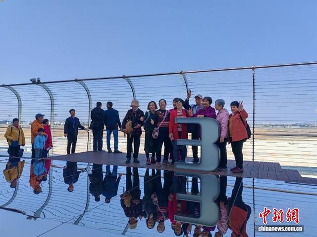 2月2日，广州白云机场T3航站楼观景平台吸引旅客拍照打卡。 中新社记者 郭军 摄