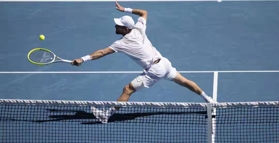 阿尔卡拉斯横扫穆泰，强势挺进澳网16强将迎战保罗