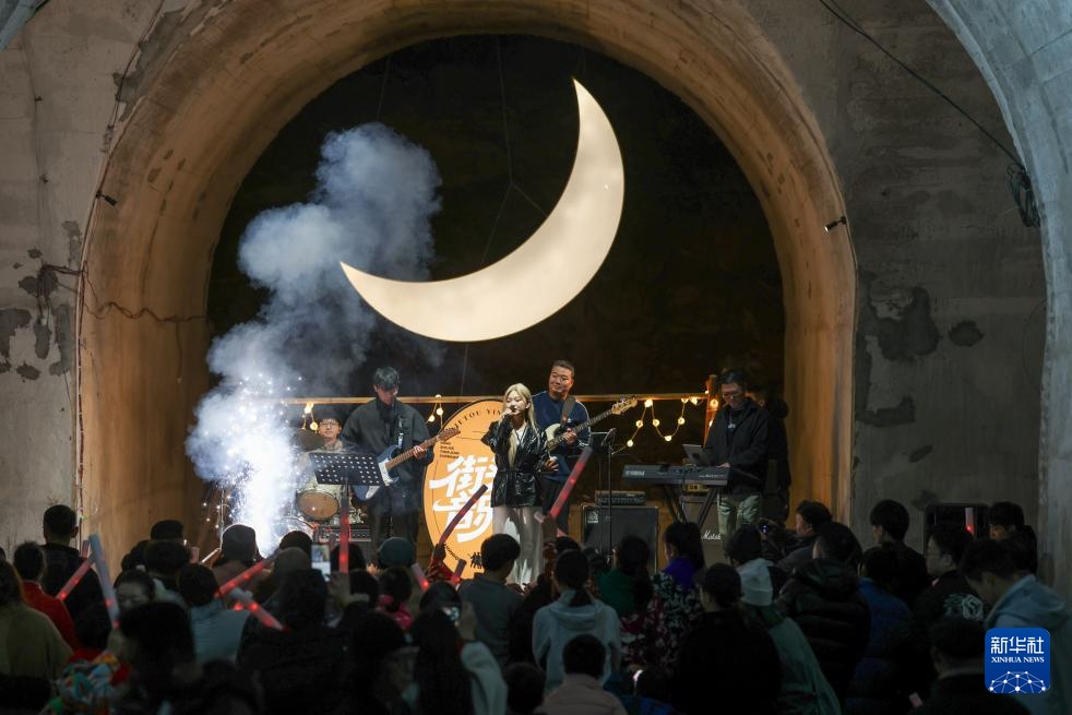 重庆举办防空洞音乐会迎新春