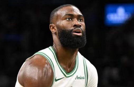 东部第二！布朗复出30+13绿军28分大胜送雄鹿5连败 西蒙斯27分