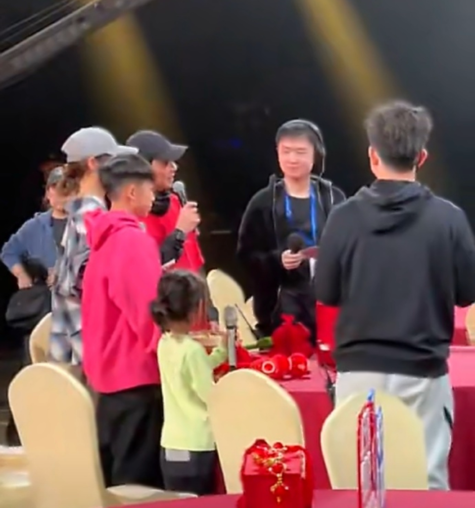 梦幻联动!东方卫视春晚首秀曝光,陈小春应采儿一家四口将亮相