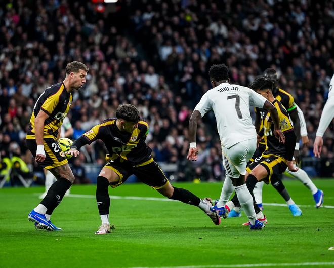 姆巴佩点球绝杀!皇马2-1九人巴列卡诺 维尼修斯神仙球|皇家马德里|迪亚斯|蒂博·库尔图瓦|阿韦洛亚_体育