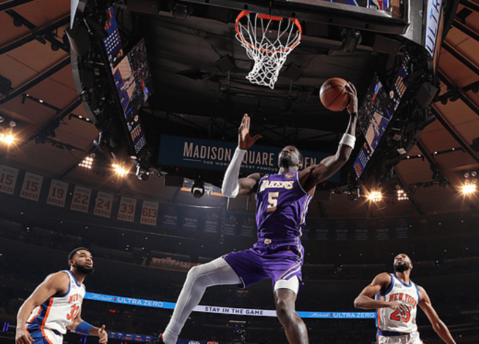 半场艾顿5中5得到11分4篮板，八村垒6中4得到9分2篮板