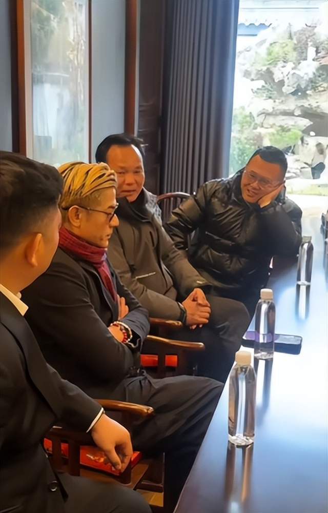 郭富城陪媳妇回娘家，吃村里酒席好胃口，放烟花发红包被“围观”