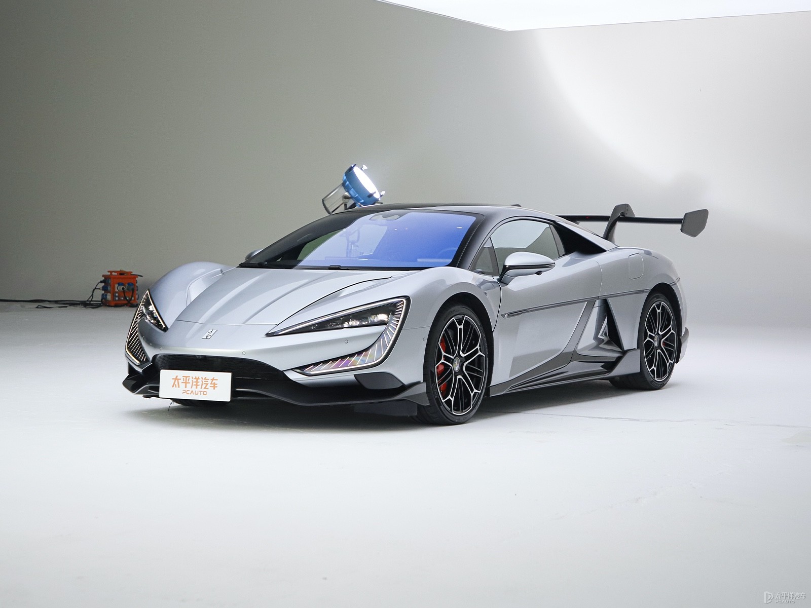 小米SU7 Ultra和仰望U9在面对布加迪这样的传统超跑品牌时,有哪些竞争优势?