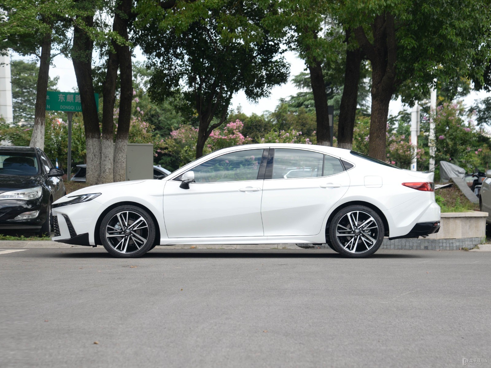 凯美瑞和迈腾配置、空间和价格的全方位对比