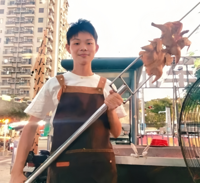 烤鸡少年公开道歉,承诺将做出三个改变,放弃买迈巴赫的念头