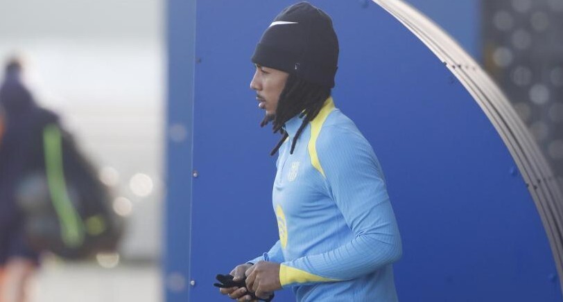 世体：孔德今天正常参加了巴萨的训练，拉菲尼亚缺席