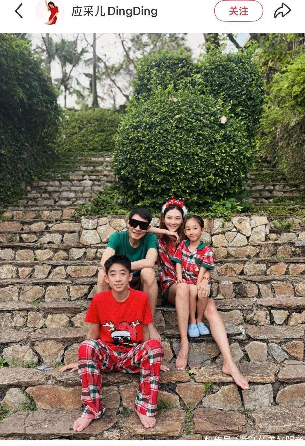 应采儿一家四口圣诞合照 5岁小儿子还是女孩装扮 陈小春戴墨镜耍帅