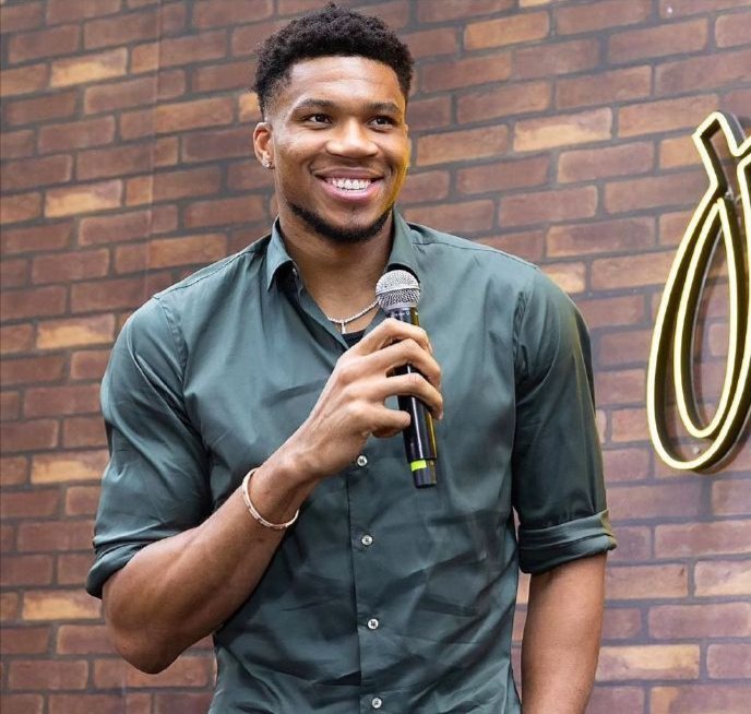 字母哥评历史最强阵容，网友：常规赛能82胜0负，保底六连冠