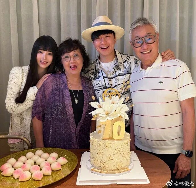 七七和男友林俊杰相差21岁的年龄意味着什么?