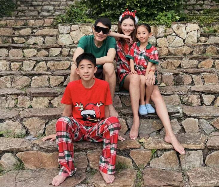 陈小春陪妻儿度假，一家四口穿亲子装，俩儿子越长越像爸爸太酷了