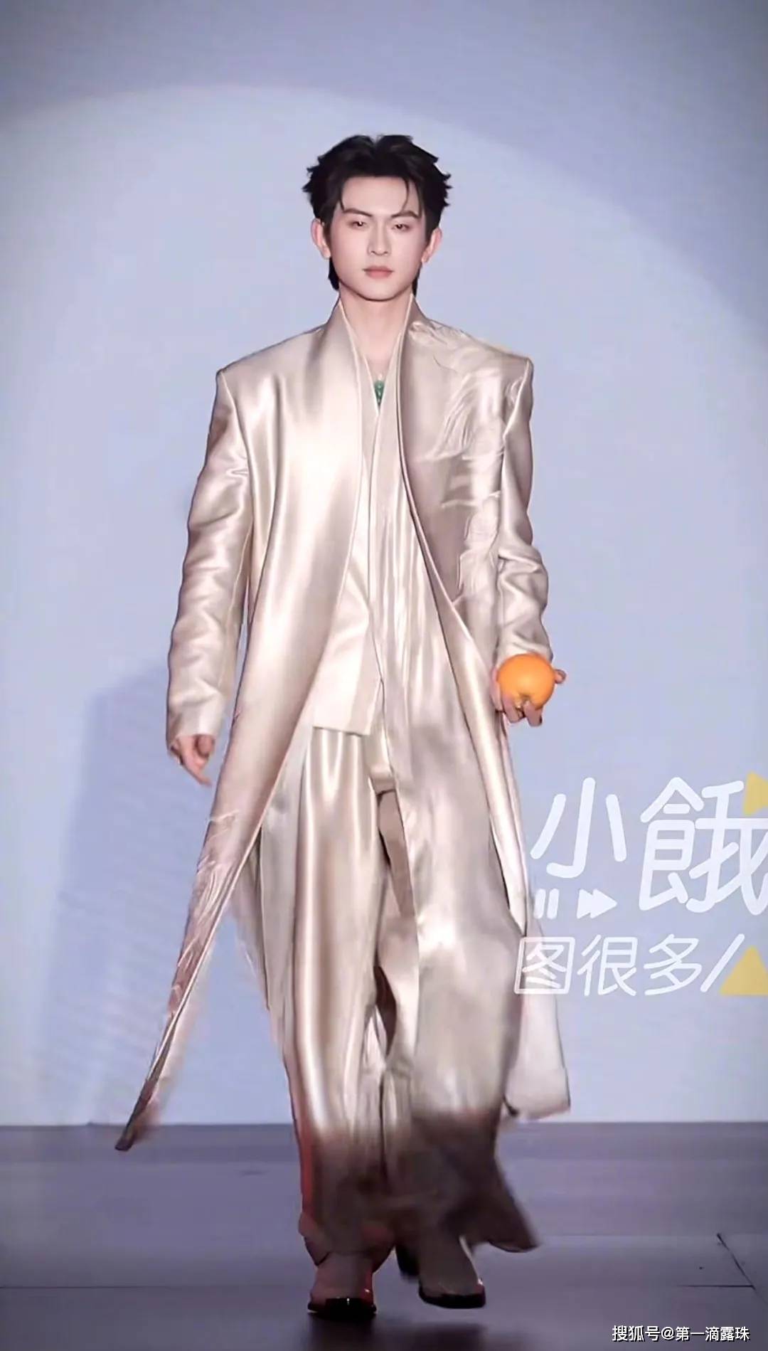 短剧奥斯卡名场面!66位顶流红毯斗艳，王小亿压轴，郭宇欣红白玫瑰封神