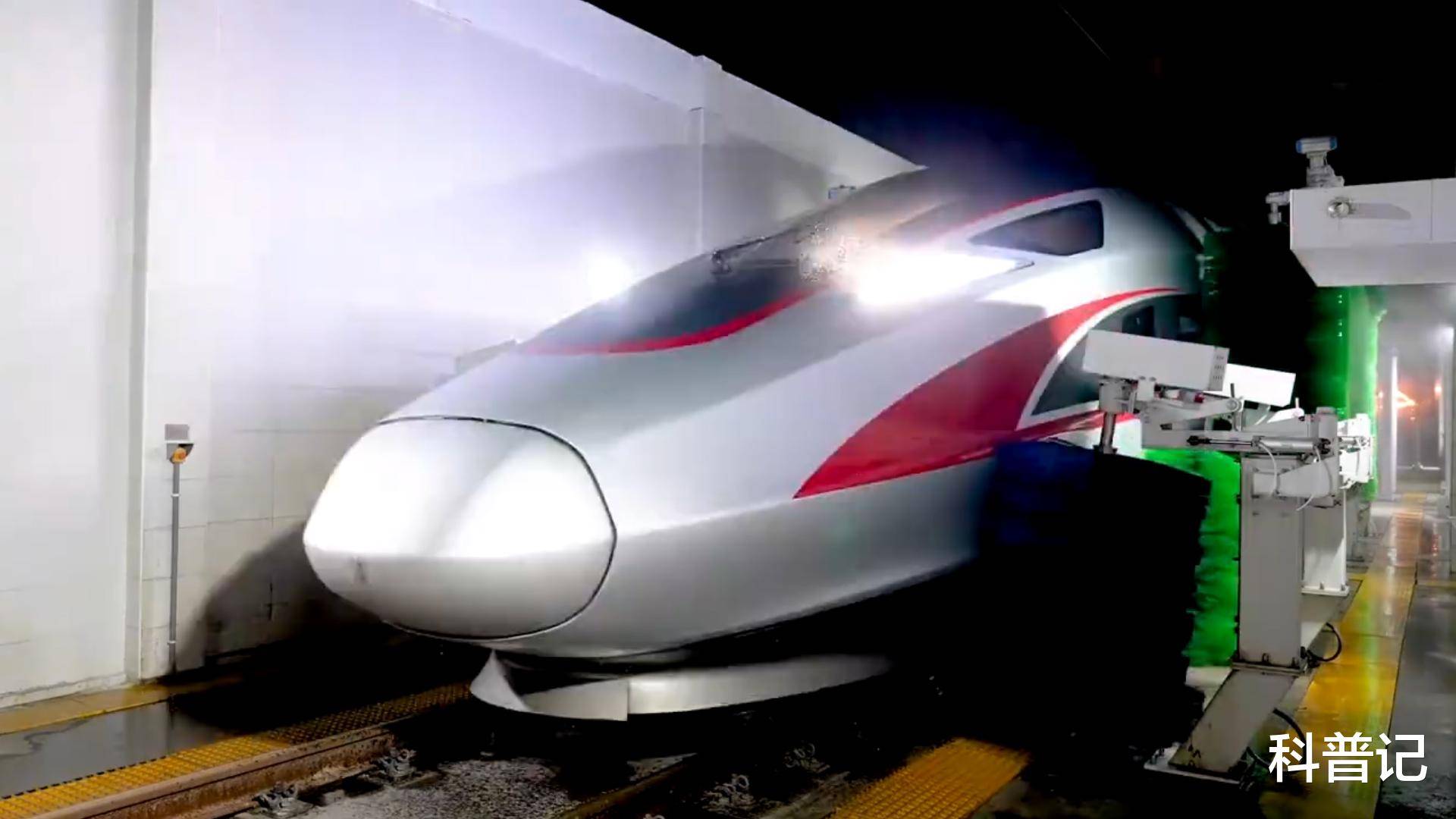 高铁脏了该怎么清洗?实拍全自动化清洗过程,和想象的不太一样