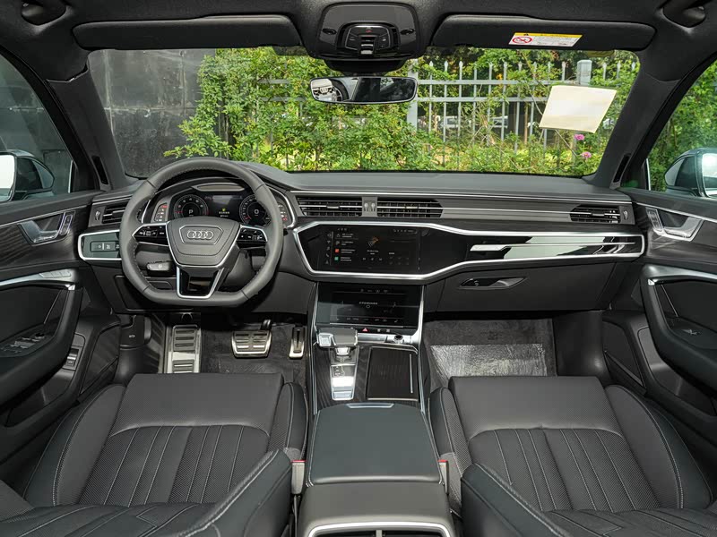 2025款奥迪A6L 45四驱版不同配置版本的价格差距大吗?