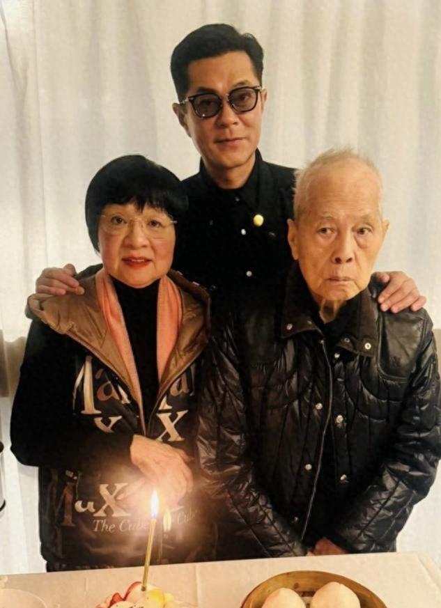 古天乐为妈妈庆生晒合照,逾90岁古爸爸罕露脸,古天乐长得像妈妈