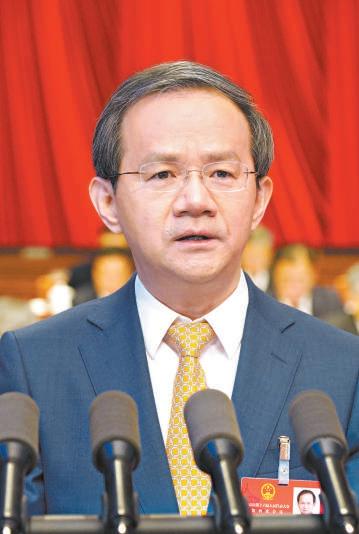 殷勇同志作政府工作报告。本报记者 戴冰摄