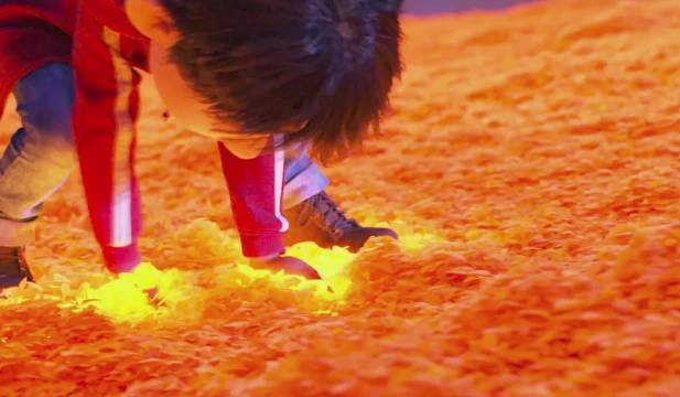 摩旅女子误捡引路灯，南北民俗差异引关注