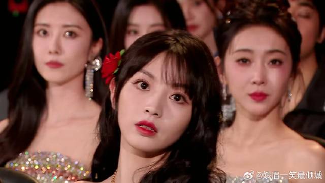 大波浪大红唇，田曦薇对着镜头散发魅力，美得不像话丨星光大赏