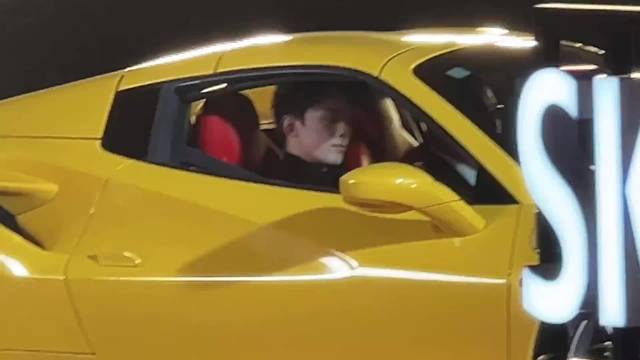 听说了吗，公司那位年轻的总裁回来了