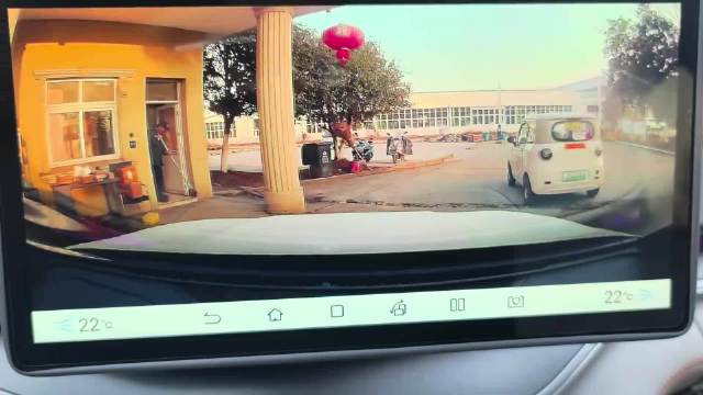 安徽大妈忘拉手刹致代步车失控撞墙