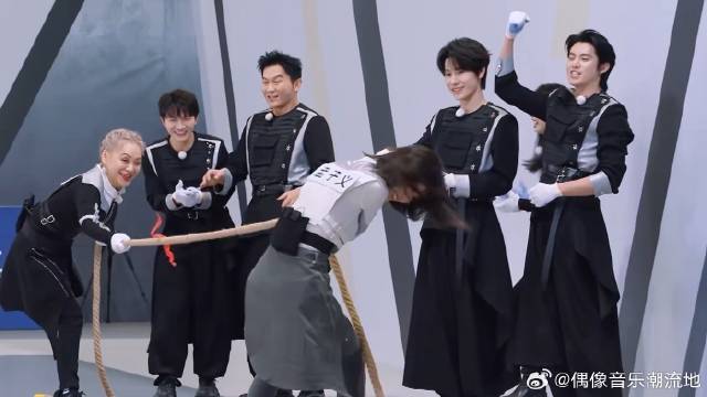 宁静一使劲，孟子义直接被拽飞滑跪，太狼狈了！