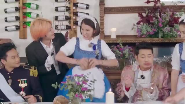 袁咏仪有多彪悍？徒手撕椰子吓坏张智霖，暴脾气连吴镇宇都害怕