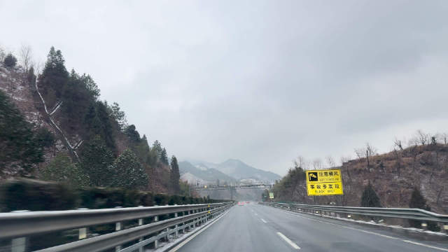 上海夫妇自驾五小时赴黄山观雾凇