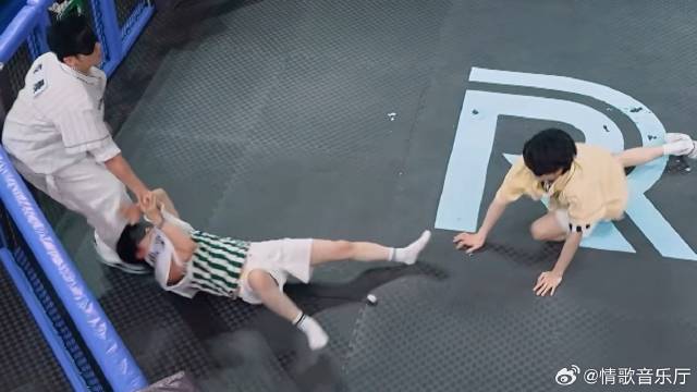 李晨抓着周深不放，拖着他满场跑，毫无还手之力！