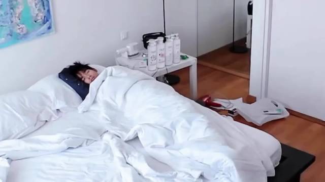 胡先煦飞机上熟睡姿势安详吓到空姐