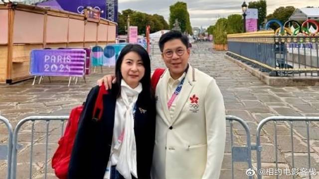 郭晶晶夫妇看巴黎奥运会开幕式，霍启刚搂老婆好恩爱，两人好般配