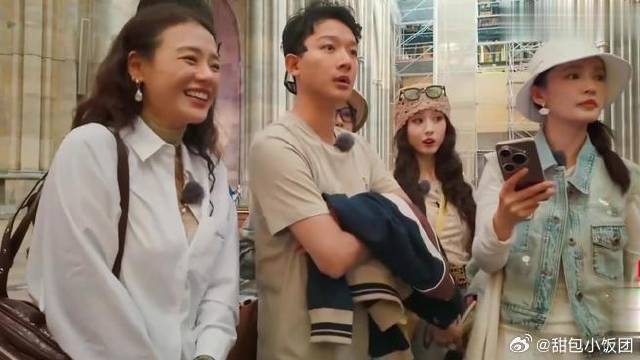 马思纯称张晚意是小卷毛，两人逛街肩靠肩