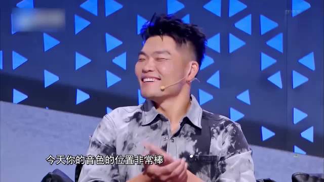 王源录完节目酒店通宵练歌，偷摸变音惊艳，惊到王赫野