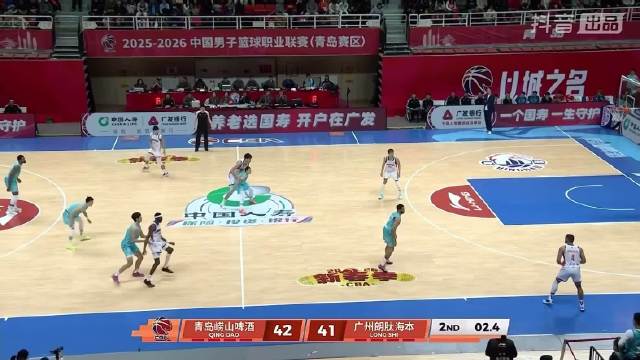 郭艾伦中场超远压哨三分命中！ 咱这转播到点掐了，都没回放，细节太差