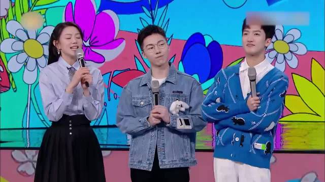 何炅尝试喝苦瓜汁，怎料直接苦出表情包，太难了