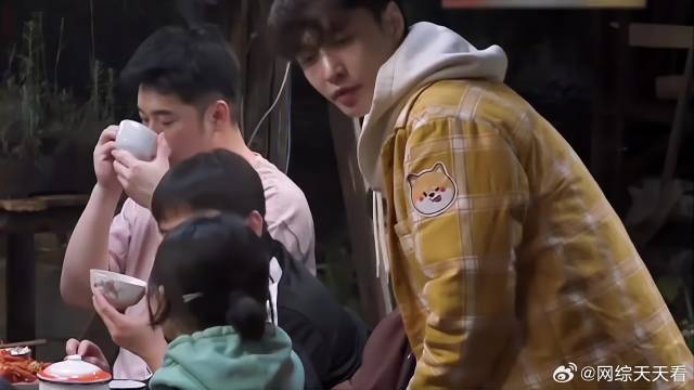 彩灯突然起飞，艺兴吓坏了，拿着筷子就跑！