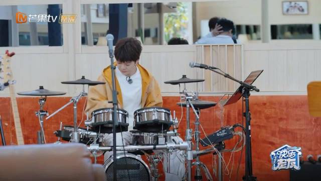 陈小春跟张智霖坐直升飞机把王栎鑫跟陆虎两个都看待了，满眼羡慕