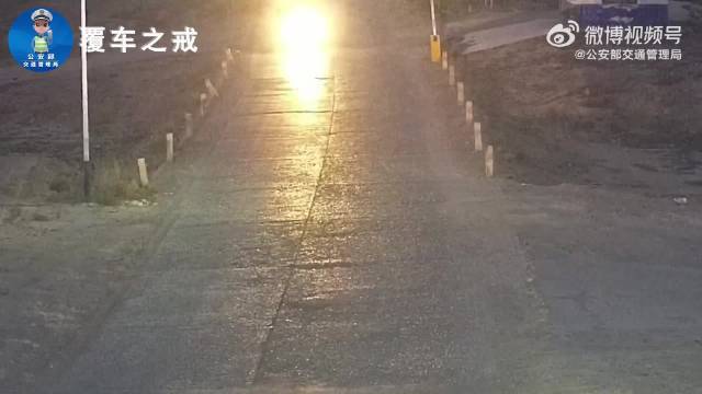 宁夏中卫拖拉机占道引发碰撞，司机黄某负全责