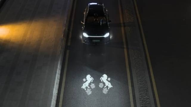 问界M9上线新年灯语及生花尾灯迎新春