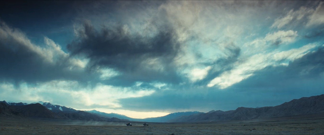 生命树第八集航拍大远景展现自然威严，越野车如沧海扁舟