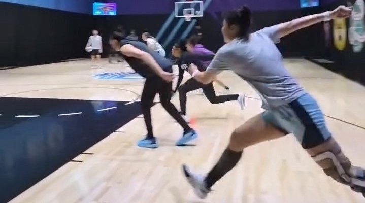 李月汝训练玩篮球版123木头人考验急停反应