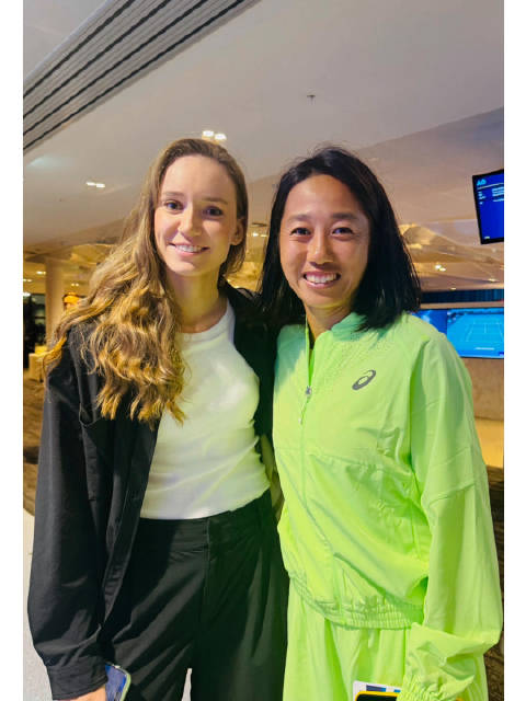 张帅晒澳网与莱巴金娜合照，配文盛赞对方美貌