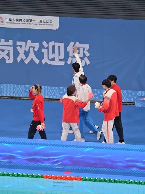 汪顺赛场表现震撼全场，工作人员点头鼓掌