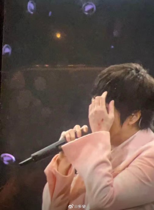 阿信在上海站摔下舞台后，F3成员有何暖心反应？